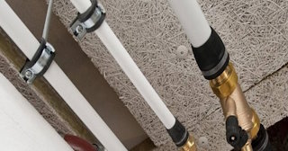 Замена труб водоснабжения в квартире: цена от 2043 руб. - СантехДомТмс